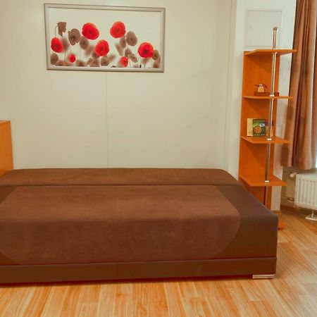 Апартаменты Basement Atrium Apartman Кестхей Экстерьер фото