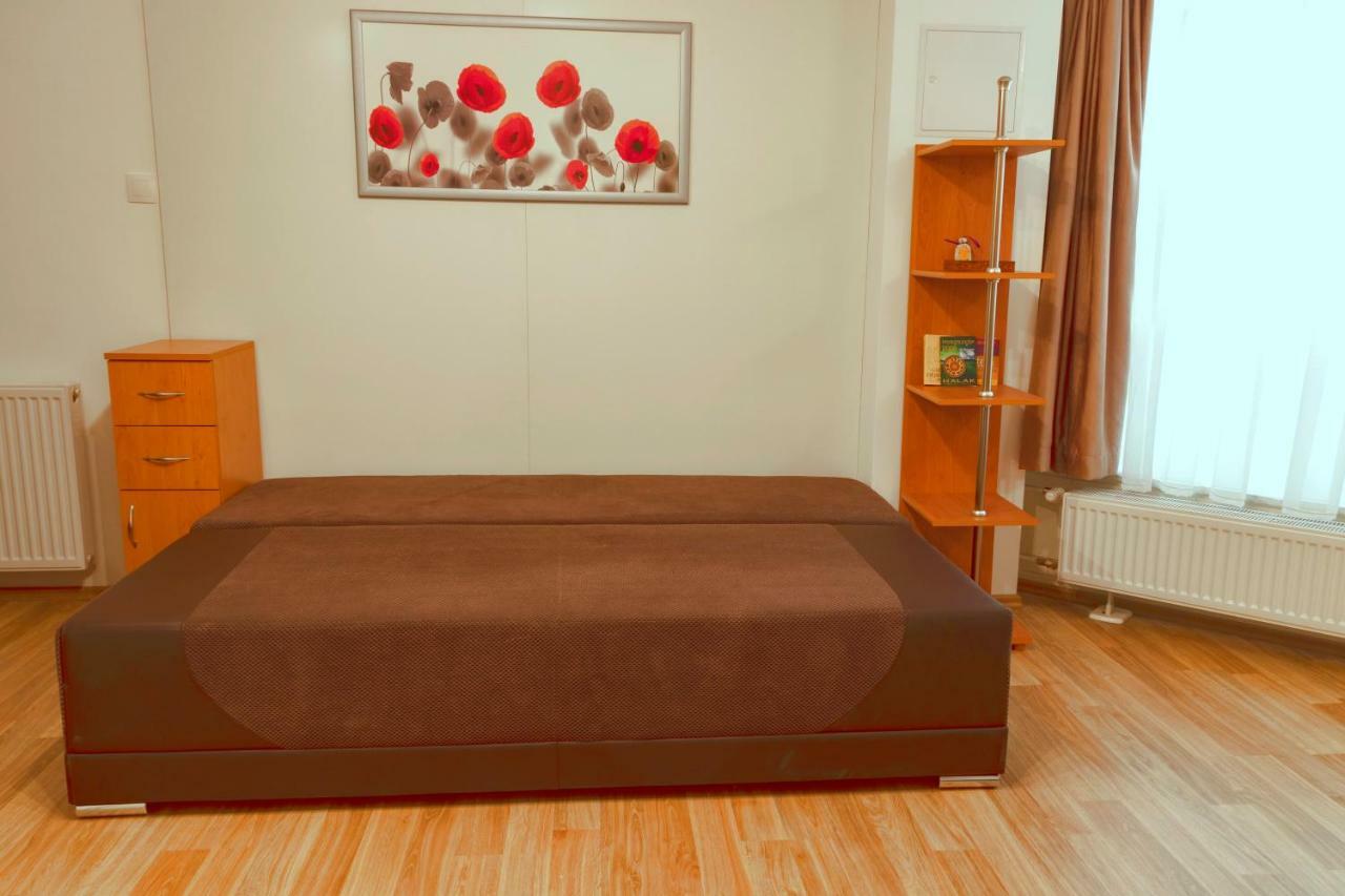 Апартаменты Basement Atrium Apartman Кестхей Экстерьер фото