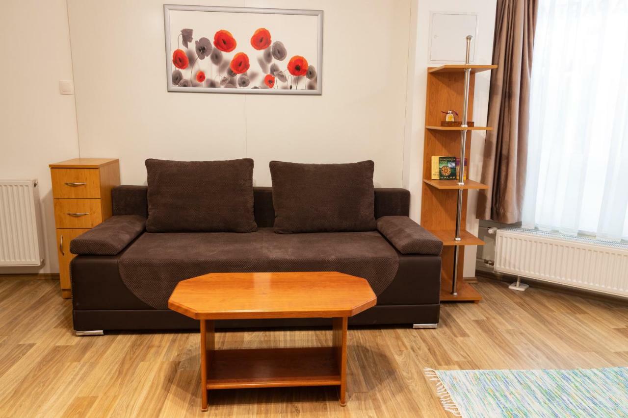 Апартаменты Basement Atrium Apartman Кестхей Экстерьер фото